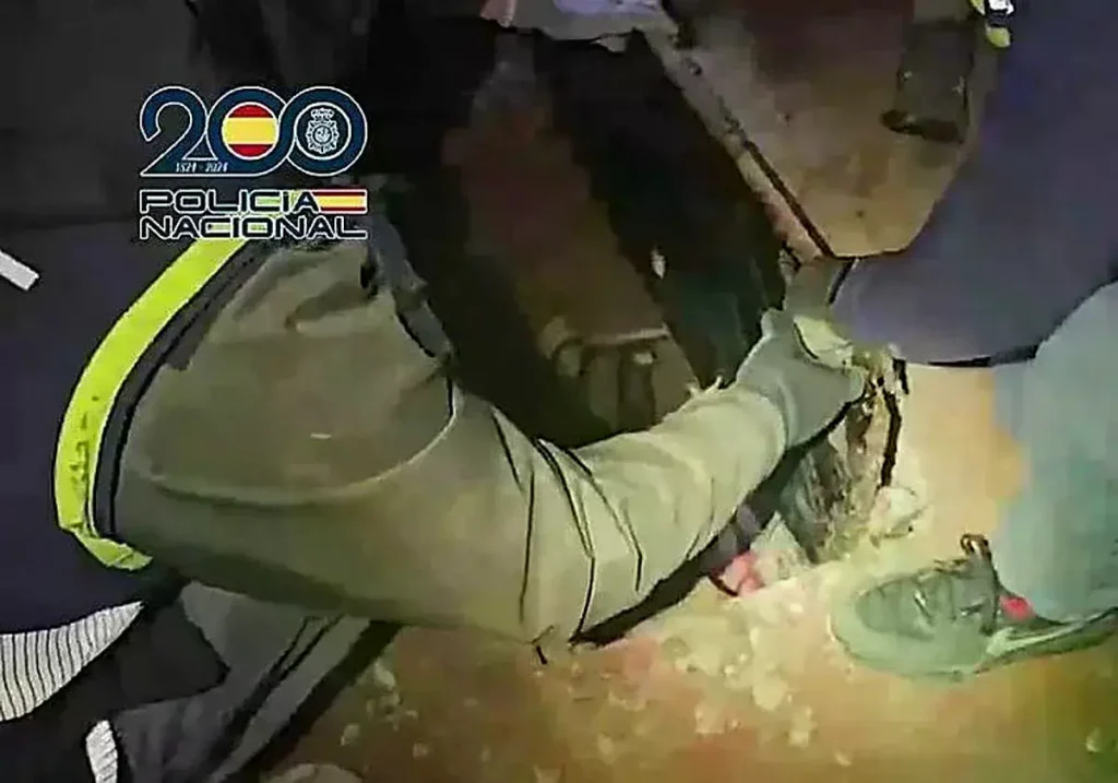 Agentes de la Policía Nacional durante la operación