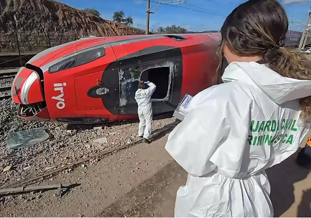 Agentes de la Sección de Criminalísticas de la Guardia Civil inspeccionan el tren Iryo accidentado. R. C. / LA VERDAD