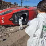 Agentes de la Sección de Criminalísticas de la Guardia Civil inspeccionan el tren Iryo accidentado. R. C. / LA VERDAD