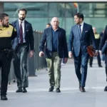 El exDAO, en el centro de la imagen, sin corbata, sale el pasado martes de los juzgados acompañado de su equipo jurídico Efe / LA VERDAD