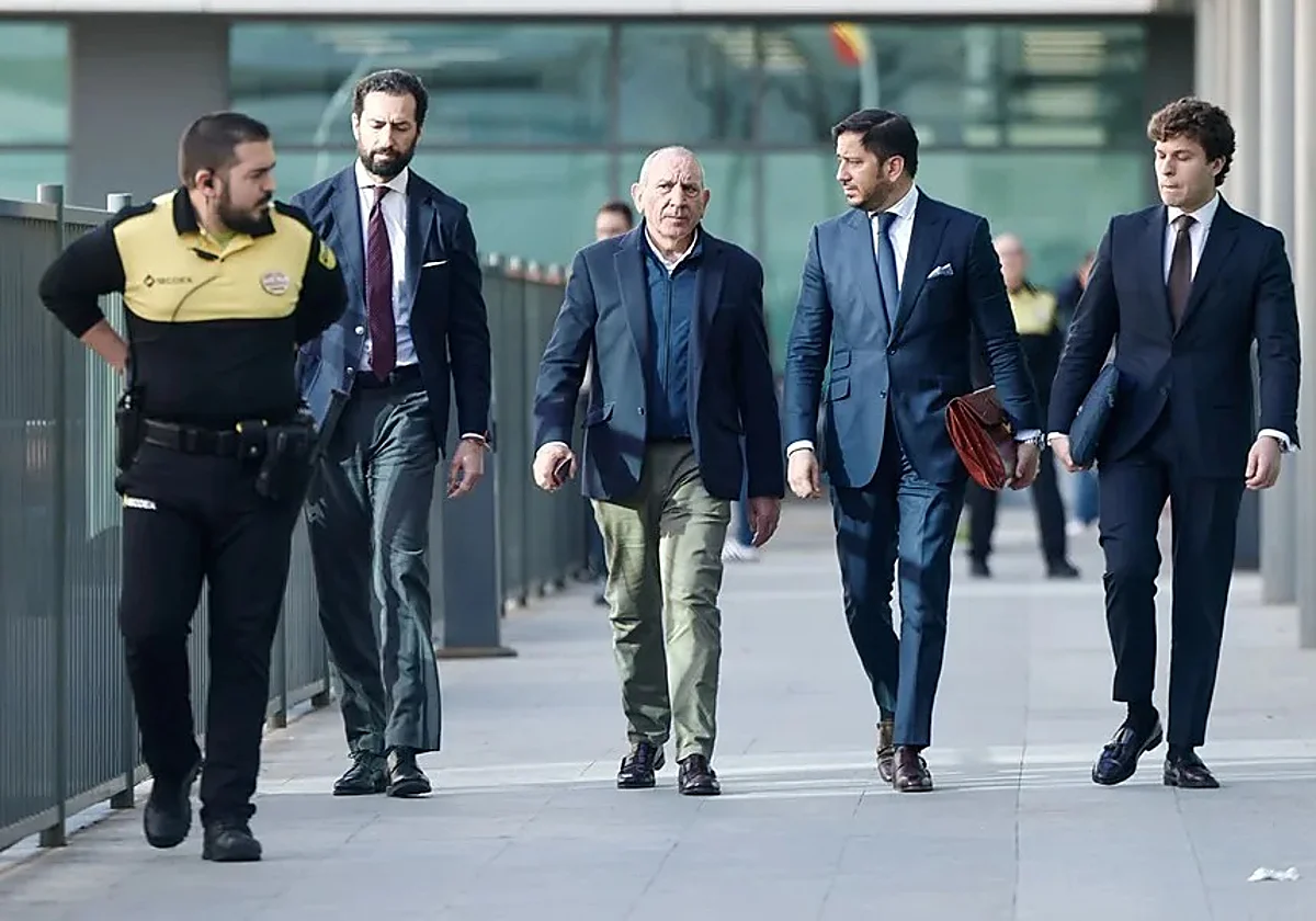 El exDAO, en el centro de la imagen, sin corbata, sale el pasado martes de los juzgados acompañado de su equipo jurídico Efe / LA VERDAD
