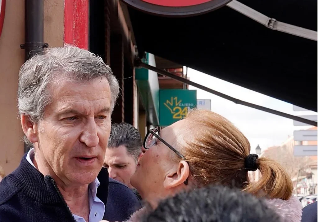 El presidente del Partido Popular, Alberto Núñez Feijóo, intervino este domingo en un mitin en Tordesillas (Valladolid). EFE / LA VERDAD