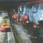 Imagen del sumario de los efectivos de la UME en las labores de extracción de un cuerpo de uno de los vagones del Iryo R.C.