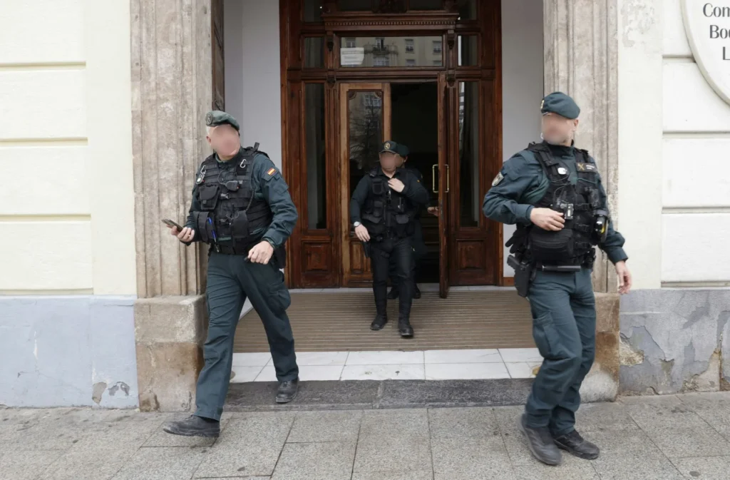 La Guardia Civil registra la sede de Forestalia en Zaragoza Guillermo Mestre / Heraldo de Aragón / LA VERDAD
