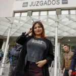 La actriz Elisa Mouliaá en los juzgados de Madrid acompañada de su abogado. EP / LA VERDAD