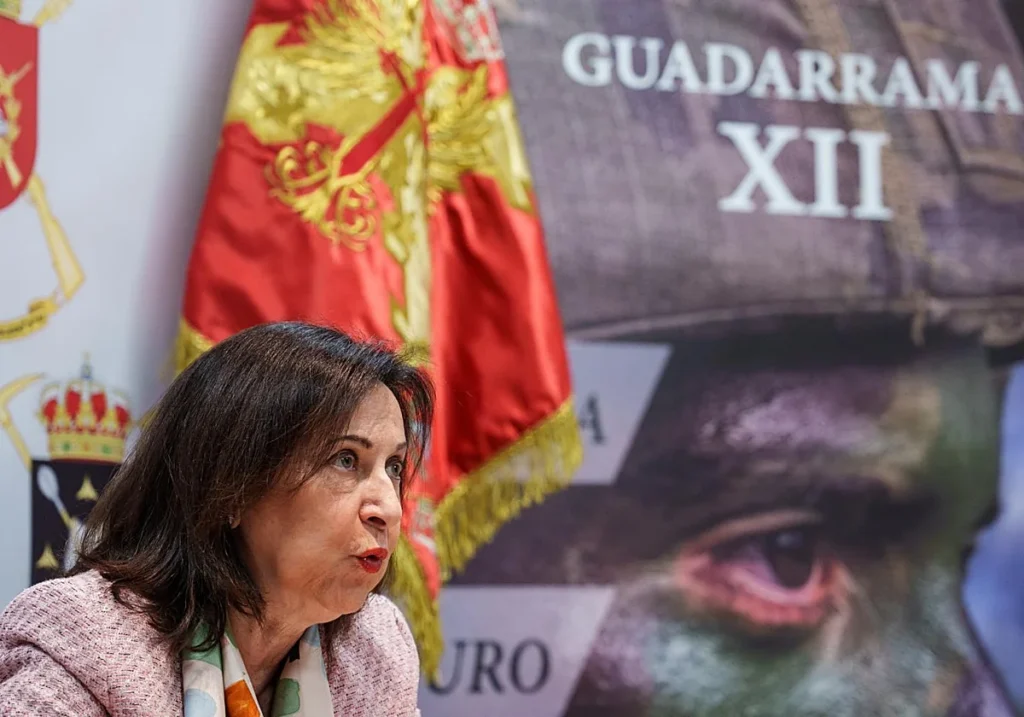La ministra de Defensa, Margarita Robles, durante su visita a la Brigada 'Guadarrama' XII en la base militar El Goloso. EP / LA VERDAD