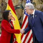 La ministra de Defensa, Margarita Robles, se reúne con el embajador de los Estados Unidos Benjamín León Jr. EP / LA VERDAD