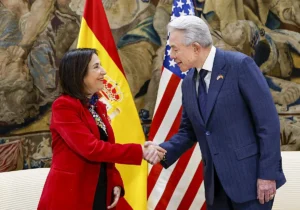 La ministra de Defensa, Margarita Robles, se reúne con el embajador de los Estados Unidos Benjamín León Jr. EP / LA VERDAD