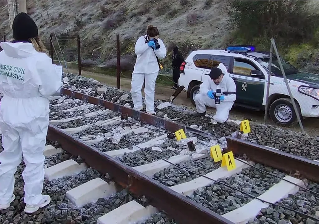 Los agentes de Criminalística de la Guardia Civil documentan el raíl roto en Adamuz Guardia Civil / LA VERDAD