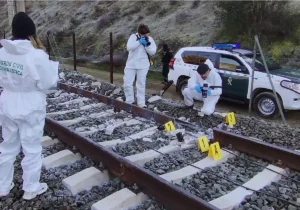 Los agentes de Criminalística de la Guardia Civil documentan el raíl roto en Adamuz Guardia Civil / LA VERDAD