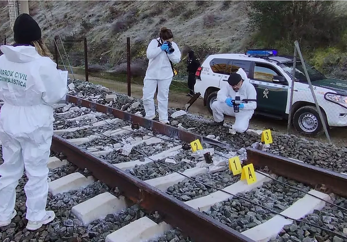 Los agentes de Criminalística de la Guardia Civil documentan el raíl roto en Adamuz Guardia Civil / LA VERDAD