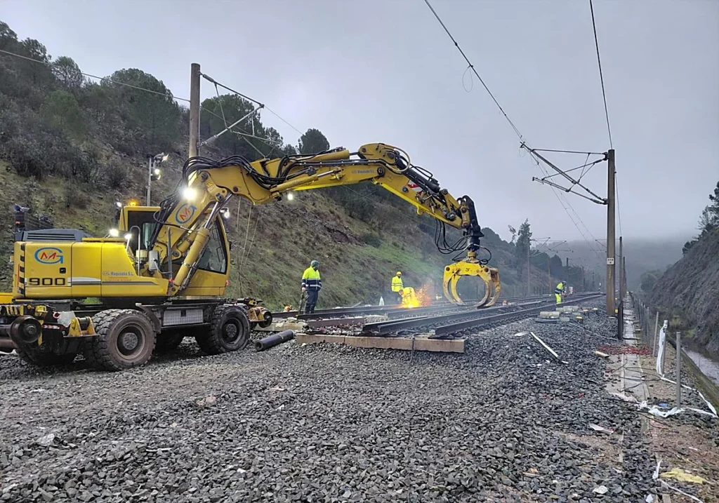 Los técnicos de Adif trabajan en la reparación de la vía en Adamuz (Córdoba) el pasado 30 de enero. EFE / LA VERDAD