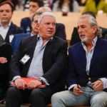 Pablo Crespo con Francisco Correa en octubre de 2025 en la Audiencia Nacional Efe / LA VERDAD