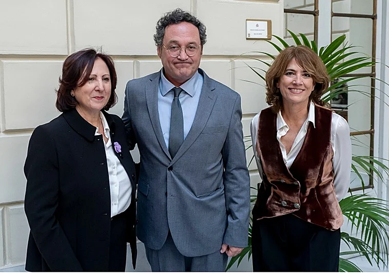 Teresa Peramato durante su toma de posesión con sus dos inmediatos antecesores, Álvaro García y Dolores Delgado. Foto EP / LA VERDAD