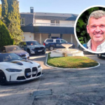 Vivienda con los vehículos deportivos vinculada al grupo criminal y en la foto, el exjefe de la UDEF Óscar Sánchez. R. C. / LA VERDAD