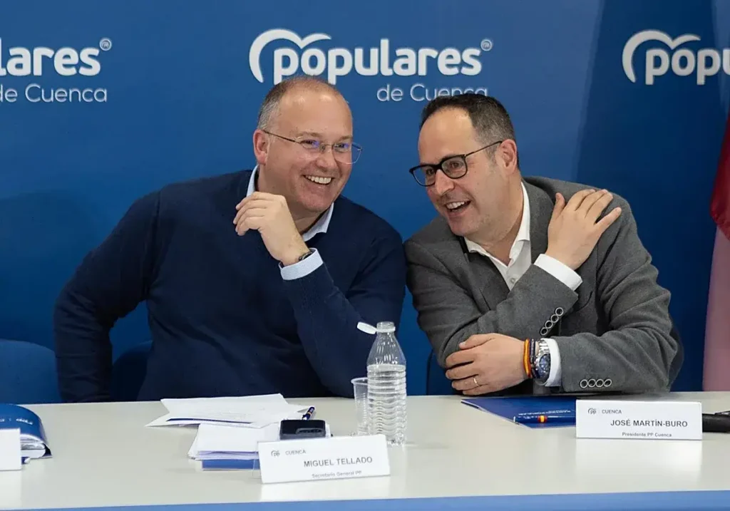 El secretario general del PP, Miguel Tellado, y el presidente provincial, José Martín Buro, durante un acto en Cuenca.