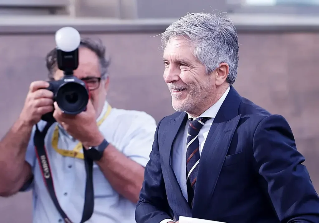 Fernando Marlaska este viernes visitando el dispositivo de seguridad por el viaje del Papa. (Javier Lizón/Efe)