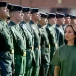 Mercedes González pasa revista a una formación de la Guardia Civil.