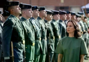 Mercedes González pasa revista a una formación de la Guardia Civil.