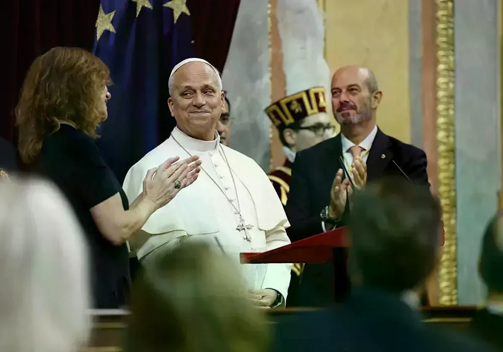 El Papa recibe una ovación tras su discurso en el Congreso.