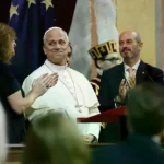 El Papa recibe una ovación tras su discurso en el Congreso.