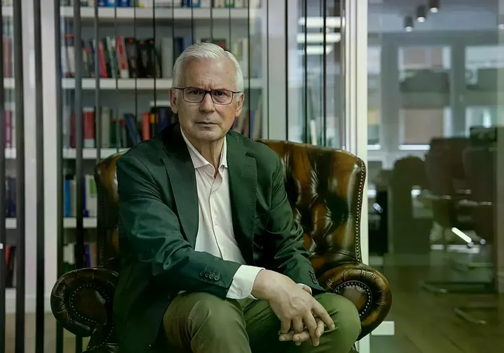 Baltasar Garzón posa en su bufete ILOCAD.