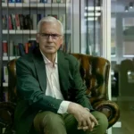 Baltasar Garzón posa en su bufete ILOCAD.