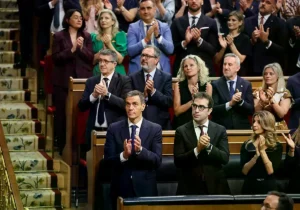 Sánchez este lunes en el Congreso tras oír el discurso del papa León XIV.