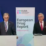 El comisario de Interior y Migración, Magnus Brunner y el responsable de la Agencia Europea de Drogas, Franz Pietsch. (EFE)