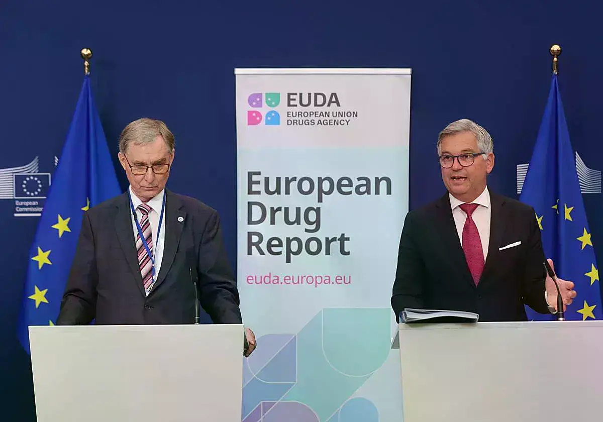 El comisario de Interior y Migración, Magnus Brunner y el responsable de la Agencia Europea de Drogas, Franz Pietsch. (EFE)