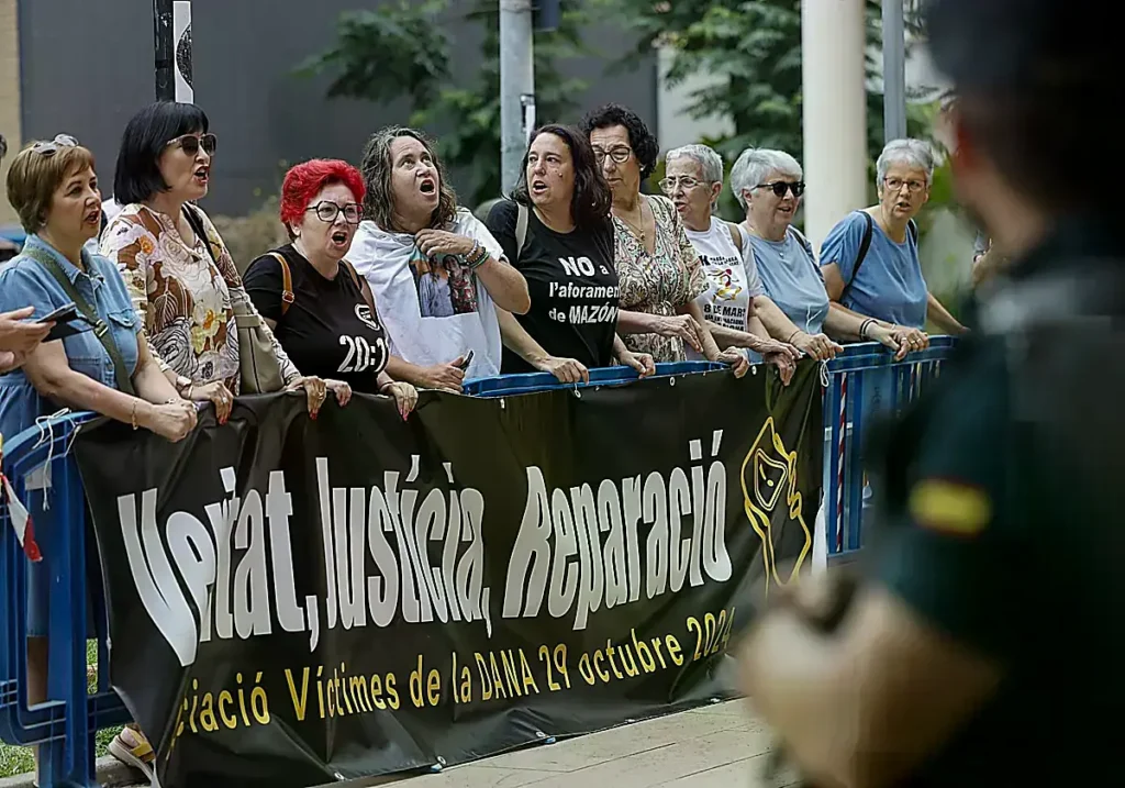 Protesta de un grupo de víctimas a la entrada al juzgado de Catarroja.