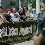 Protesta de un grupo de víctimas a la entrada al juzgado de Catarroja.