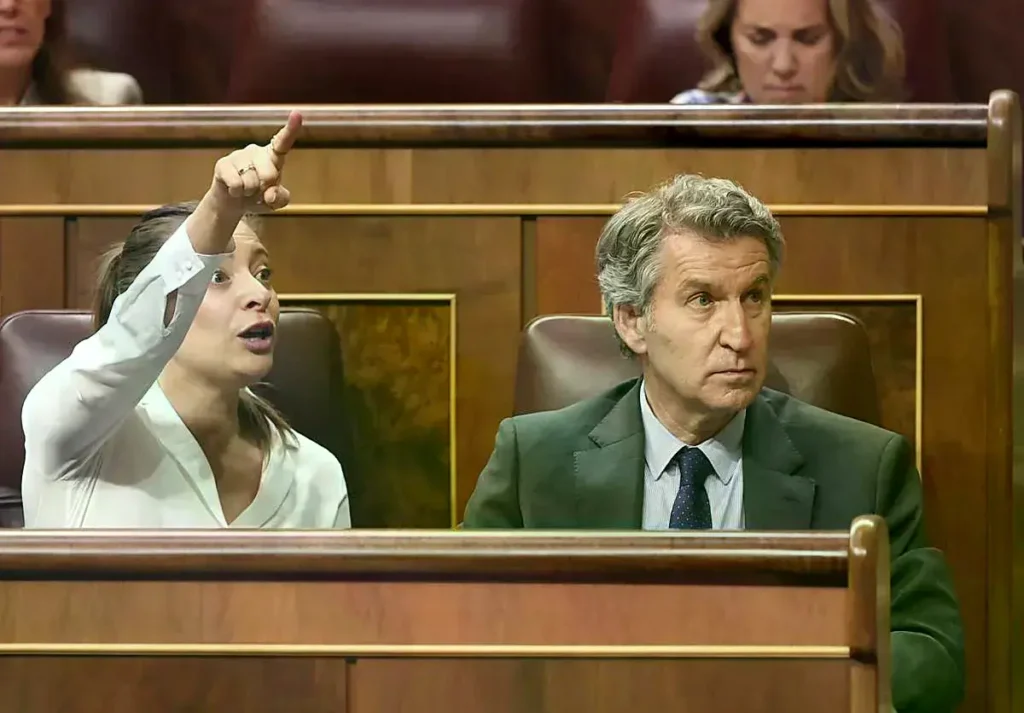 La portavoz del PP en el Congreso, Ester Muñoz, y el presidente del PP, Alberto Núñez Feijóo, durante el pleno en el Congreso