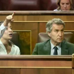 La portavoz del PP en el Congreso, Ester Muñoz, y el presidente del PP, Alberto Núñez Feijóo, durante el pleno en el Congreso