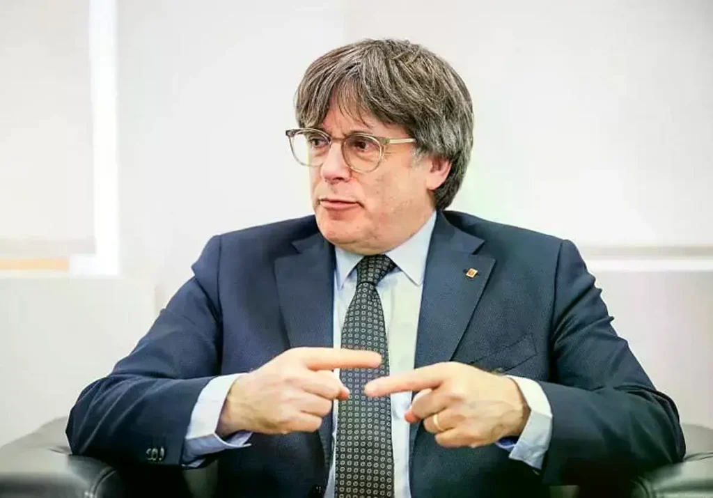 Carles Puigdemont, durante una reunión con el presidente de la Generalitat, a 2 de agosto de 2025, en Bruselas (Bélgica).