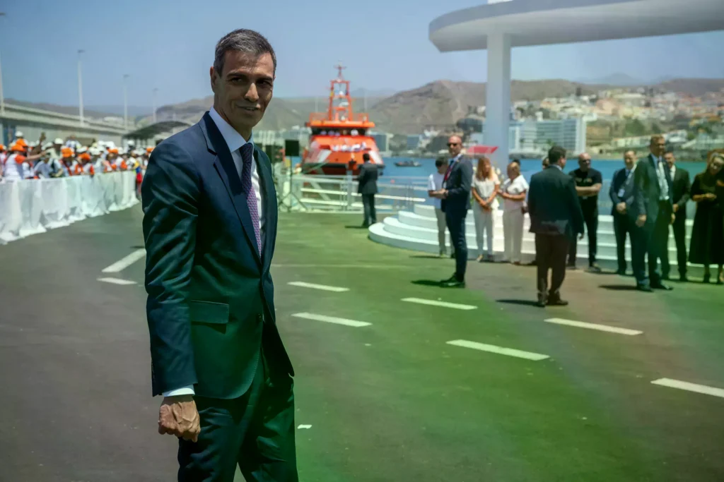 El presidente del Gobierno, Pedro Sánchez, durante un encuentro del Pontífice en el puerto de Arguineguín.