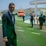 El presidente del Gobierno, Pedro Sánchez, durante un encuentro del Pontífice en el puerto de Arguineguín.