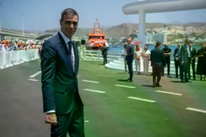 El presidente del Gobierno, Pedro Sánchez, durante un encuentro del Pontífice en el puerto de Arguineguín.