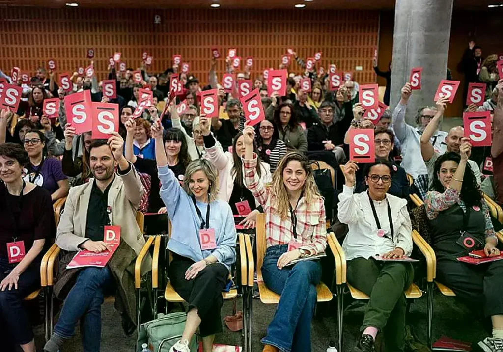 Barbero y Hernández en la asamblea estatal de marzo de 2025.