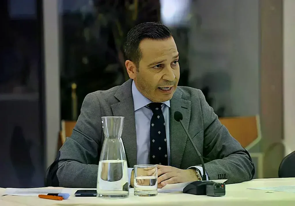 El consejero de Desregulación y Servicios Sociales, Óscar Fernández Calle, en una comparecencia en el Parlamento regional.