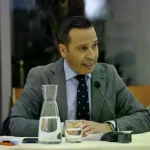 El consejero de Desregulación y Servicios Sociales, Óscar Fernández Calle, en una comparecencia en el Parlamento regional.