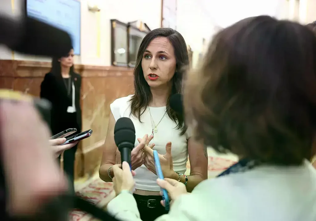 La secretaria general de Podemos, Ione Belarra, en los pasillos del Congreso.