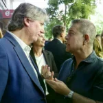 Emiliano García-Page charla con el barón castellanoleonés, Carlos Martínez, a las puertas de Ferraz.