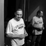 José Luis Ábalos, en la puerta de su casa momentos después de que la UCO acabara el registro de la misma.