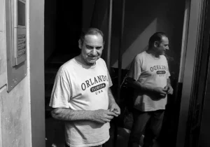 José Luis Ábalos, en la puerta de su casa momentos después de que la UCO acabara el registro de la misma.