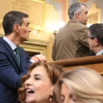Santos Cerdán en su último pleno, 'fulminado' por la mirada de Pedro Sánchez.