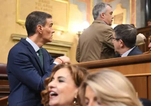 Santos Cerdán en su último pleno, 'fulminado' por la mirada de Pedro Sánchez.
