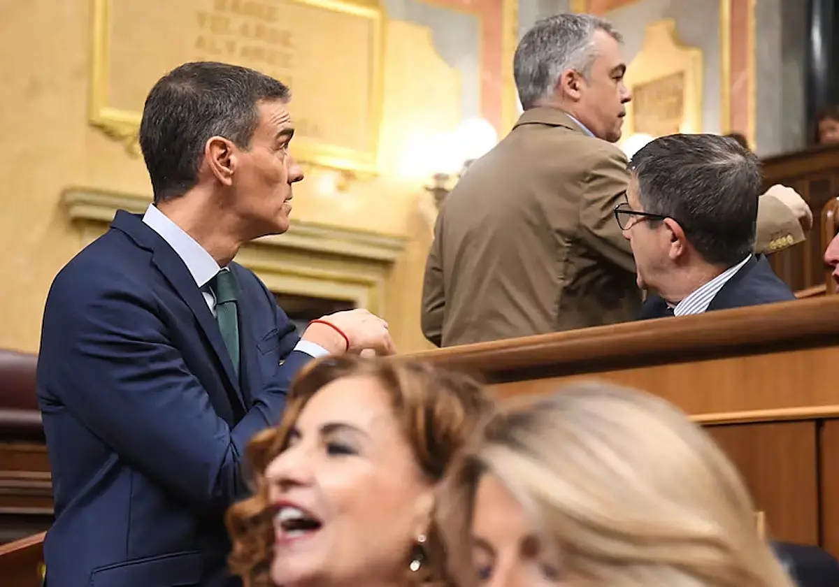 Santos Cerdán en su último pleno, 'fulminado' por la mirada de Pedro Sánchez.