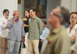 Juanma Moreno (al fondo con miembros de su equipo) y Manuel Gavira (en primer plano) coincidieron este viernes en El Rocío