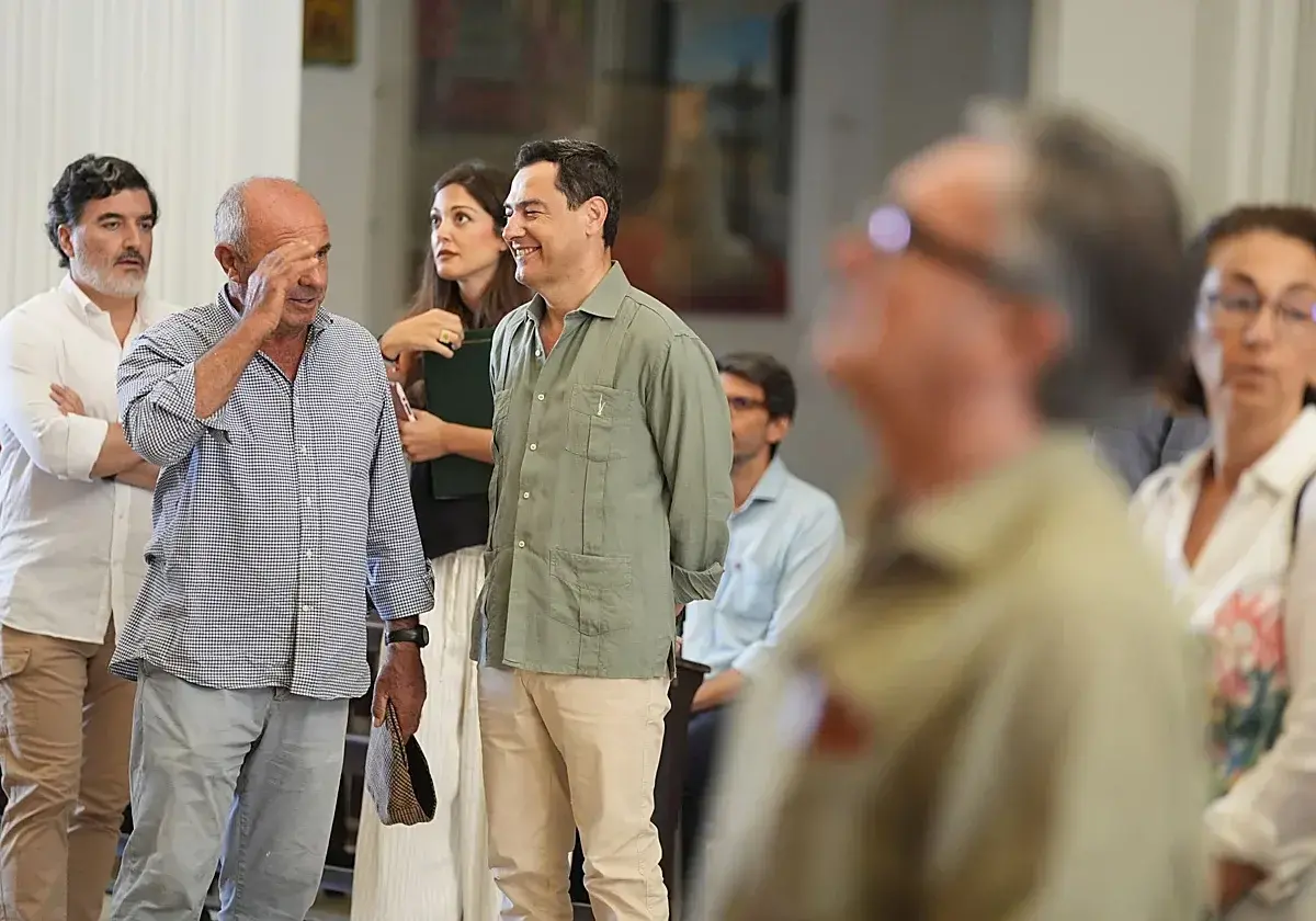 Juanma Moreno (al fondo con miembros de su equipo) y Manuel Gavira (en primer plano) coincidieron este viernes en El Rocío